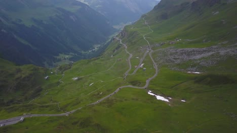 Winding-road-on-Klausen-Pass,-Swiss-Alps