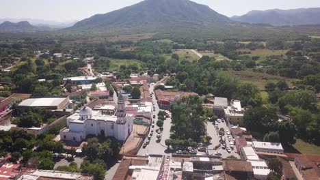 Historisches-Dorf-Cosala-Mit-Ikonischer-Kirche,-Reiseziel-Mexiko