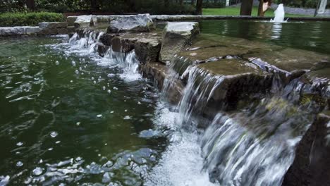 Springbrunnen-Und-Kleine-Wasserfälle-Im-Jubilee-Park-In-Canary-Wharf