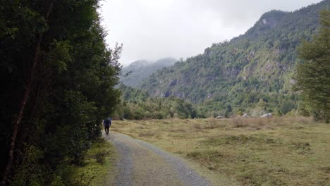 Portátil-Desde-Las-Nevadas-Y-Neblinosas-Montañas-Del-Parque-Nacional-Hornopirén,-Hualaihue,-Sur-De-Chile