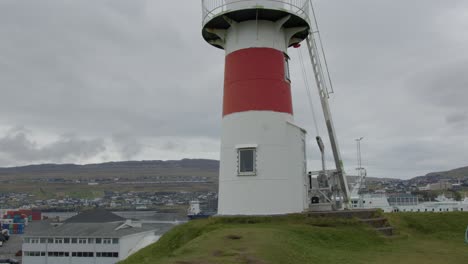 Amplia-Inclinación-Hacia-Abajo-Del-Faro-De-Skansin-En-Torshavn,-Islas-Feroe