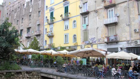 Gente-Disfrutando-De-La-Comida-Y-El-Ambiente-De-La-Plaza-Bellini-En-Nápoles,-Italia