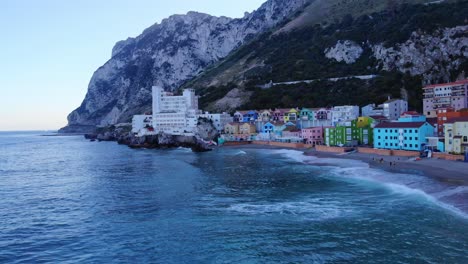 Alojamiento-De-Lujo-Hotel-Caleta-Y-Edificios-Coloridos-En-La-Bahía-Catalana-En-Gibraltar