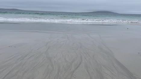 Waves-coming-into-the-beach-on-Harris,-Scotland