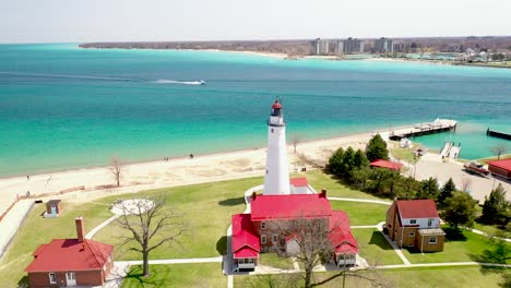 Fort-Gratiot-Lighthouse-in-Port-Huron,-Michigan-with-drone-video-moving-forward