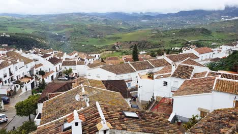 Spain,-Andalusia,-Province-of-Cadiz,-village-of-Grazalema-with-view-of-the-Penon-Grande-rocky-outcrop