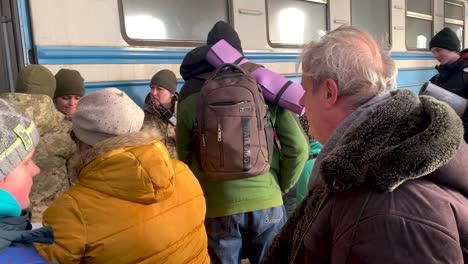 Refugiados-Que-Escapan-De-Ucrania-Devastada-Por-La-Guerra-Una-Guerra-Rusa-Continúa---Estación-De-Tren-De-Lviv