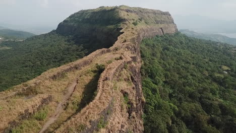 Vinchu-Kada-Ist-Ein-Langer-Finger-Einer-Historischen-Befestigten-Felsklippe-In-Indien