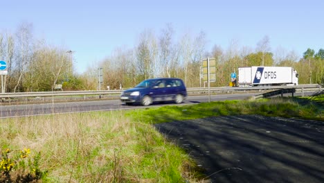 Eine-Stationäre-Aufnahme-Von-Sich-Schnell-Bewegenden-Lastwagen-Und-Fahrzeugen-Entlang-Der-Autobahn