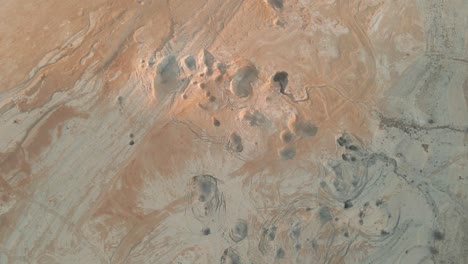 Drone-Aéreo-Sobre-El-Desierto-Con-Agujeros-En-Los-Terrenos-Del-Desierto-Judaico
