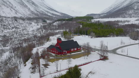 Iglesia-Roja-En-Un-Espectacular-Paisaje-Invernal-En-Kåfjord,-Norte-De-Noruega