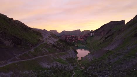 Sonnenaufgangs-Drohnenaufnahme-Von-Bergen-Und-Skigebiet