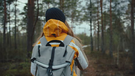 Backpacker-Wandert-Im-Wald