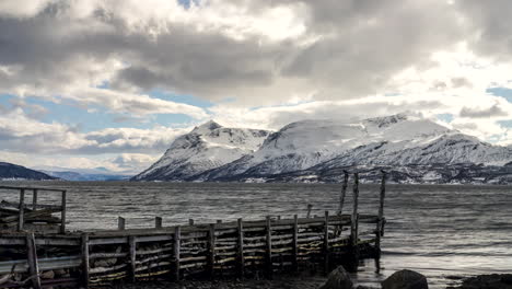 Noruega-Paisaje-Escénico-Montañas-Cubiertas-De-Nieve-Junto-Al-Lago-En-Malangsfjorden