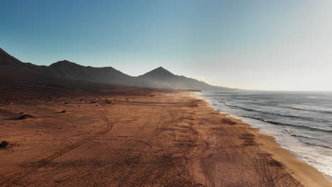 Vista-Aérea-De-Drones-De-La-Hermosa-Playa-De-Fuerteventura-Al-Atardecer