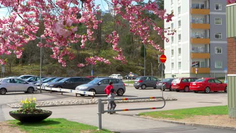 Kinder-Fahren-Im-Frühling-Inlineskaten-Und-Spielen-Gemeinsam-In-Einer-Städtischen-Stadt,-Schweden