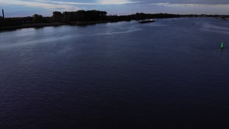 Ruhe-Eines-Flusses-Mit-Öltankschiff,-Das-In-Der-Abenddämmerung-In-Der-Nähe-Von-Barendrecht,-Niederlande,-Segelt