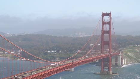 Fantastischer-Blick-Auf-Die-Golden-Gate-Bridge-Und-Die-Landschaft-Von-San-Francisco-Während-Der-Hauptverkehrszeit