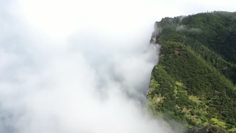 Toma-De-Drones-Del-Lado-Del-Acantilado-De-Espigao-Amorelo-En-Madeira-Portugal