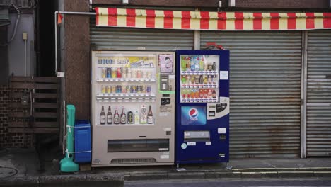 Máquinas-Expendedoras-De-Alcohol-Japonés-En-La-Calle-En-El-Barrio