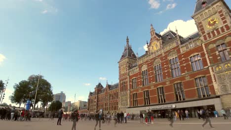 Zeitraffer-Des-überfüllten-Hauptbahnhofsplatzes-Von-Amsterdam,-Niederlande