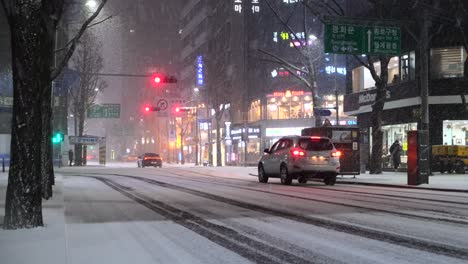Autos-Und-Verkehr-Fahren-In-Seoul,-Südkorea,-Während-Starker-Schneefall-Auf-Die-Straße-Fällt