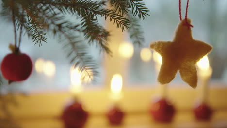 Adornos-Navideños---Estrella-De-Lana-Cuelga-De-Un-árbol-De-Navidad,-Suecia,-Cerrar
