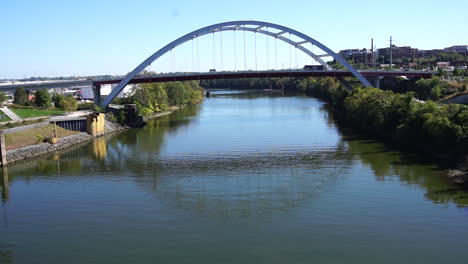 Skyline-Gateway-Bridge-in-Nashville,-Tennessee