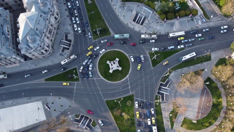 Belebter-Kreisverkehr-Während-Der-Hauptverkehrszeit,-Bukarest-Universitätsplatz