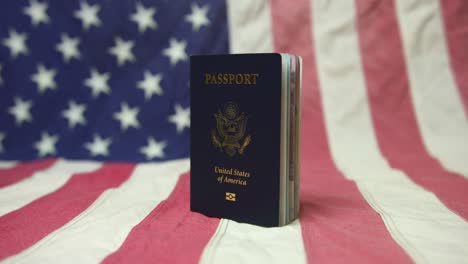 Pasaporte-Americano-De-Pie-Sobre-La-Tela-De-La-Bandera-De-EE.UU.