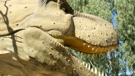Nach-Unten-Neigen,-Nahaufnahme-Eines-Lebensähnlichen-Kopfes-Eines-Tyrannosaurus-Rex