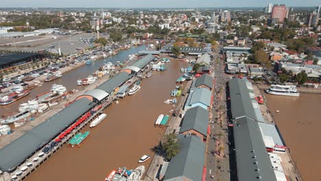 Aerial-establishing-shot-of-Puerto-de-Frutos,-a-touristic-market-in-Tigre-city,-Argentina
