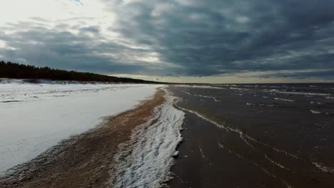 Vista-Aérea-En-El-Mar-Báltico,-Paisaje-De-Temporada-De-Invierno-Junto-Al-Mar-En-Un-Día-Soleado