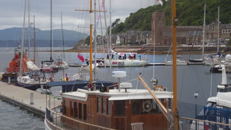 Menschen-Fahren-Auf-Dem-Boot-Unserer-Inseln-Und-Ozeane,-Das-Am-Yachthafen-Von-Oban-In-Schottland-Liegt