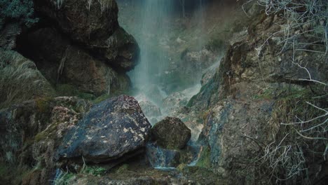 Wunderschöner-Wasserfall,-Der-Auf-Einen-Felsen-Fällt