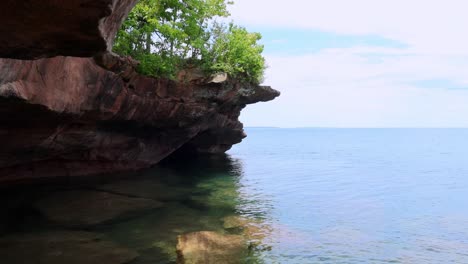 Shore-of-Lake-Superior-in-Wisconsin,-Madeline-Island,-Apostole-Island,-beautiful-nature-landscape