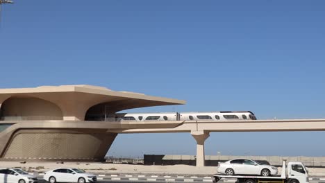 Ein-Blick-Auf-Den-U-Bahn-Zug,-Der-An-Einer-Station-Der-Wirtschaftszone-In-Doha-Ankommt