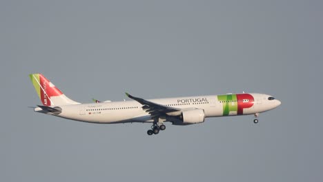 Low-Angle-View-Tap-Air-Portugal-Flugzeug-Airbus-A330-Kommt-Am-Internationalen-Flughafen-Toronto-An