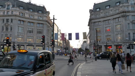 Traffic-And-Pedestrians-On-Bustling-Oxford-Street-In-London,-UK