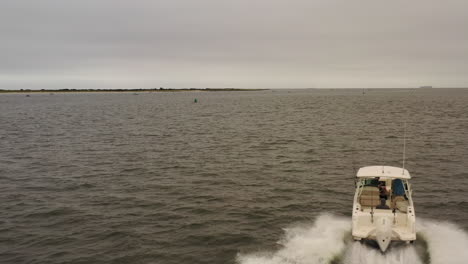 Eine-Luftaufnahme-Eines-Fischerbootes,-Das-Im-Atlantischen-Ozean-In-Der-Nähe-Von-Long-Island,-New-York,-Rausfährt