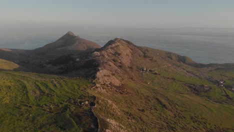 Vista-Desde-El-Dron-De-Pico-Do-Facho-Y-El-Océano-Al-Fondo,-Madeira