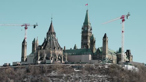 Frühlingsansicht-Des-Im-Bau-Befindlichen-Kanadischen-Parlaments-Von-Der-Anderen-Seite-Des-Ottawa-River-In-Gatineau,-Quebec