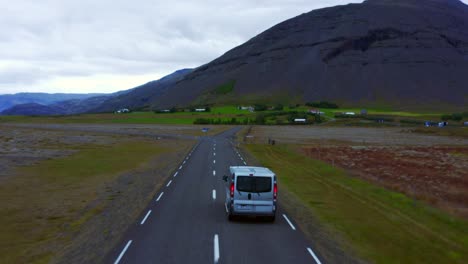 Fahrzeug-Fährt-Auf-Der-Straße-Von-Hoffell-Inmitten-Der-Grünen-Wiesen-Im-Südosten-Islands