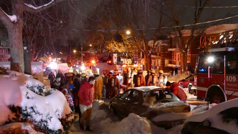 Vehículos-De-Emergencia,-Personal-En-Un-Incidente-Por-La-Noche,-Montreal,-Canadá