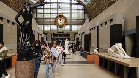 Callejón-Principal-Dentro-Del-Museo-De-Orsay-Durante-El-Horario-De-Apertura-Con-Los-Visitantes