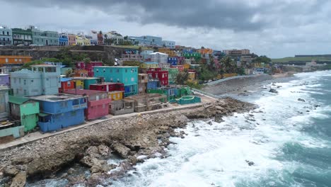 La-Perla-In-San-Juan-Puerto-Rico-Und-Die-Meereswellen-In-Der-Nähe-Der-Bunten-Häuser