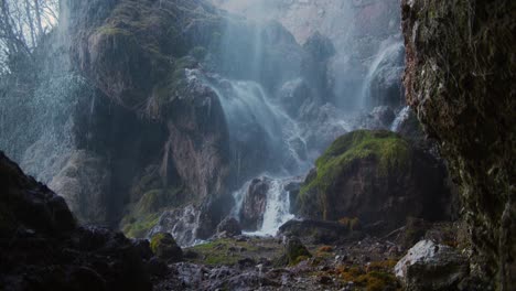 Wunderschöner-Wasserfall,-Der-In-Zeitlupe-über-Den-Felsen-Fällt