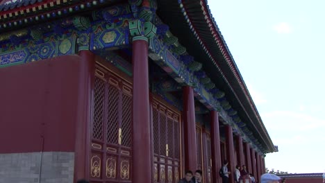 Turistas-Que-Visitan-El-Templo-Del-Cielo,-Beijing,-China