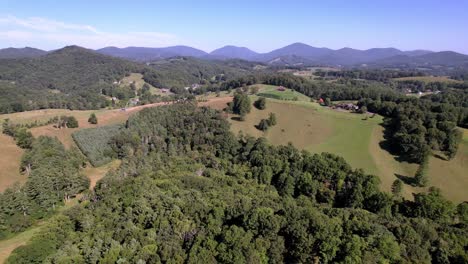 Snake-Mountain,-North-Carolina,-Im-Hintergrund,-Luftaufnahme,-Im-Watauga-County,-North-Carolina,-In-Der-Nähe-Von-Boone-Und-Blowing-Rock,-North-Carolina