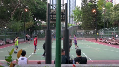 Menschen-Treiben-Sport-Auf-Einem-Basketballplatz,-Da-Die-Regeln-Zur-Sozialen-Distanzierung-Teilweise-Aufgehoben-Wurden-Und-Die-Bürger-In-Hongkong-Versammlungen-Und-Outdoor-Aktivitäten-Genießen-Können